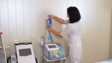 Güzellik uzmanı, güzellik kliniğinde kadın hasta vücuduna sensör vakumu uyguluyor. Şişman ve aşırı kilolu tedavi. Kriyoterapi. Makine kozmetolojisi. Selülit karşıtı program