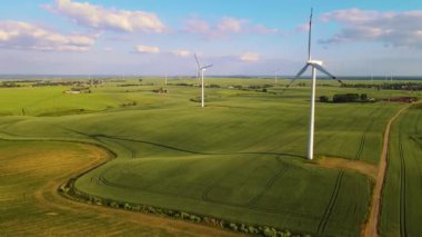 Rüzgar jeneratörü rüzgarı elektrik enerjisine çevirir. Çiftlik yel değirmeni tarım ortamının ortasında faaliyet gösteriyor. Zararlı endüstriyel emisyonları azaltmak için gelişmiş teknolojiler