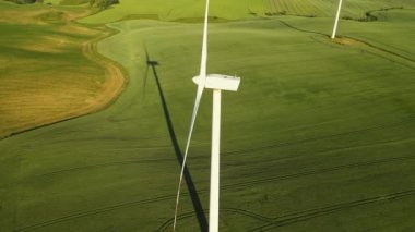 Rüzgar jeneratörü çevre dostu elektrik enerjisi üretir. Rüzgâr türbinleri sakin kırsal alanda dönüyor. Çevre güvenliği: emisyonların azaltılması ve atıklar