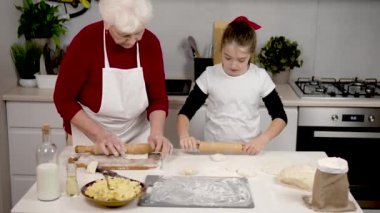 Büyükanne ve torun sıcak mutfakta hamur hazırlıyorlar. Güzel küçük kız mangırı yuvarlarken iyi iş çıkarıyor. Granny 'nin aşçılık dersleri olumlu gidiyor. Aile