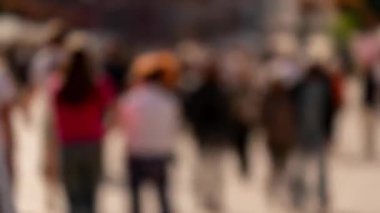 Sunny Afternoon 'da Bustling City Streets' in zaman aşımı Yayaların ve Şehir Binalarının Canlı Aktivitesini Yakalıyor. Dinamik zaman dilimi insanların gezindiği hareketli şehir atmosferini sergiliyor