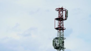 İletişim Kulesi Bulutlu Gökyüzüne Karşı Ayakta Duruyor, Bağlantıyı ve Modern İletişim Altyapısını Geliştiriyor. Mobil iletişim ve yüksek hızlı internet için 5G modern kule. Bununla donatılmış