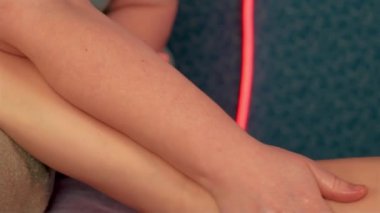 Profesyonel masör fizyoterapist. Tedavi stresinin yeniden canlandırılması. Spa merkezinde rahatlama masajı. Vücut bakımı ve alternatif tıp kavramı