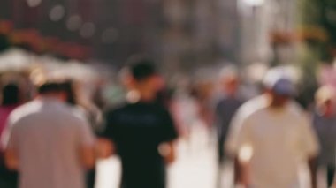 Şehir Çevresindeki Gündüz Yoğun Sokakta Gün Işığı Süzgeçli Bulanık Kalabalık Binalar Arasında Yürüyor. Gündüzleri kalabalık şehir caddesinde gezinen geniş bir grup insan.
