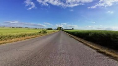 Araba asfalt yoldan geçiyor. Pürüzsüz yollar ve POV görünümleri ön cam, rahatlama, seyahat, aktivite, ilham