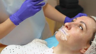 Estetik uzmanı kadın yüz hatları ya da estetik cerrahi prosedüründen önce. Kırışıklıklara karşı botulinyum tedavisi. Güzellik uzmanı yüzünü işaretliyor, önceden düzeltme çizgileri çiziyor.