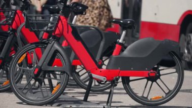 Şarj istasyonunda elektrikli bisiklet, elektrik bisikletleri paylaşıma ya da kiraya hazır. Yeşil bisiklet için para ödüyorum. Çevre dostu kentsel sağlıklı ulaşım. Kırmızı modern bisiklet