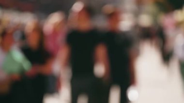Kalabalık Kalabalık Kalabalık Kalabalık Kalabalığı Şehir Merkezinde güneşli bir öğleden sonra boyunca yürüyor. Çok sayıda insanın caddede yürüdüğü hareketli şehir ortamı, canlı bir atmosfer yaratıyor.