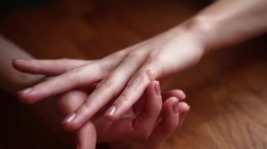 Sıcak nesneye ya da aleve dokunduktan sonra serçe parmağındaki zarar görmüş deri. Elinde büyük bir kabarcık, acı verici hislerle.
