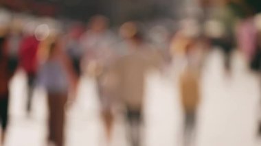 Polonya 'nın tarihi caddesinde yürüyen büyük isimsiz turist kalabalığı. Gdansk. Şehir caddesinde yürüyen tanınmayan yayalar