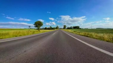 Bakış açısına göre aracın manzarası karayoluyla sürülüyor. Araba sürerken ön koltuktan POV görüntüsü, aktif boş zaman, seyahat, rahatlama, keşif