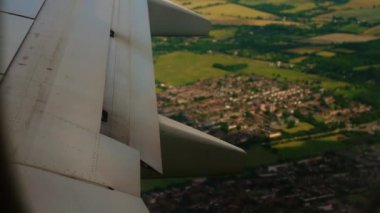 Londra 'nın bereketli kentsel bölgelerine iniş yaparken bir uçak penceresinden görüntü. Rahat ve hızlı bir uçak yolculuğu. Havacılık konsepti. Havayolları uçuşu