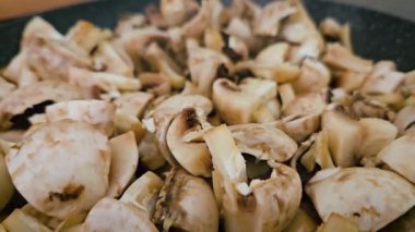 Öğleden Sonra, Cozy Kitchen 'da Tavada Taze Kızarmış Mantarlar Pişiyor. Kızarmış mantar pişirme işlemi. Sağlıklı beslenme. Lezzetli, sağlıklı vegan ya da vejetaryen yemekleri pişirmek