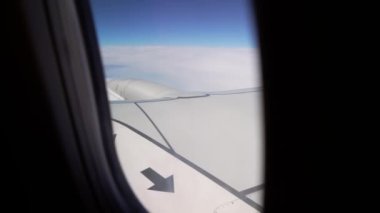 Tranquil Flight sırasında Uçak Pencere Vitrininden ve Sonsuz Mavi Gök 'ten görüntüle. Uçak kanadındaki uçak penceresinden dışarı bakarken engin mavi gökyüzüne karşı.