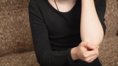 Yara üstüne dirsek masajı yapan küçük bir kız. Küçük bir çocuk hafif bir masajla dirseğini incitti. Küçük kız nazikçe yaklaş ve dirseğini yaralamaya çalış.