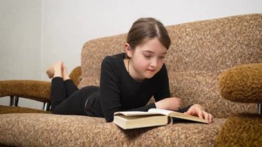 Kitap okuyan kız. Bilim ve eğitim. Genç liseli kız bilim ve öğrenim üzerine kitap okuyordu.