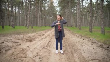 Ormanda dans eden mutlu kız, yaratıcı çocukluk. Ağaçların arasında dans ederken yaratıcılığını ifade eden neşeli bir çocuk. Neşeli kız hayal gücünden zevk alıyor, ormanda dans ediyor.