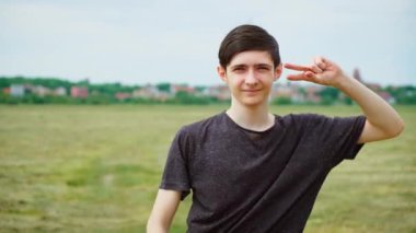 Genç blogcu çocuk modaya uygun içerik yaratmak ve takipçiler kazanmak için mizahi bir şekilde dans ediyor. Genç bir erkek izleyici çekmek ve takipçileri artırmak için komik dans hareketleri sergiliyor. Çocuk komedi dansı yaptırıyor.