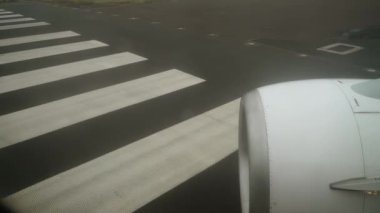 Uçak pistinde taksicilik, Türbin Motoru 'nun yakın görüntüsüyle yakalandı. Uçak pist boyunca taksideydi.