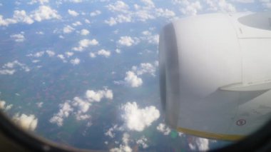 Uçaktan Hava Görüntüsü Pofuduk Bulutlar ve Uçak Motoru Manzara Üzerinde Yüksek İrtifada Uçuyor. Uçak penceresinden görünen kabarık bulutlar