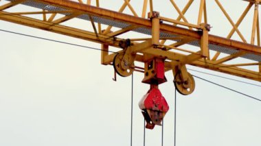 Büyük profesyonel endüstriyel vinç inşaat alanında çalışıyor. Büyük kule vinç işlemini kapat