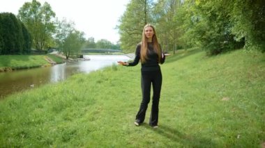 Genç, uzun saçlı, sarışın kadın doğada tek başına eğlenerek dans ediyor. Dalgalı sarı saçlı bir kadın tek başına dışarı çıkıyor. Açık renk saçlı genç bayan vahşi doğada özgürce dans ediyor.