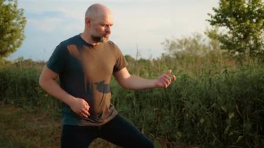 Kel erkek tutkuyla hayali gitar çalıyor, enerjik akorlar tıngırdatıyor. Gitar rifflerini hevesle taklit eden, hayali tellere basan bir adam. Erkek, enerjik bir şekilde gitar çalıyor.