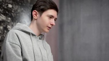 Gençler alerji ve soğuk yüzünden hapşırırlar. Ergen çocuk soğuk ve alerjik reaksiyondan hapşırır. Genç erkek, alerji ve soğuk yüzünden hapşırır.