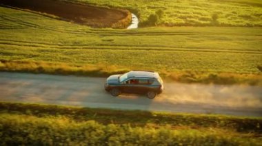 Araba, yeşil çayırlarda sürerken direksiyondaki kadın araba sürmeyi öğreniyor. Kırsal yolda sürekli ilerleyen bir SUV, huzurlu bir kırsalda kadın sürüş becerileri geliştiriyor. Otomatik seyir