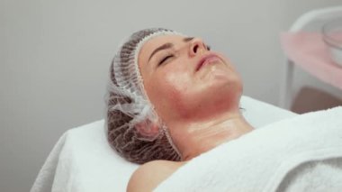 Yaşlanma önleyici cilt bakımı, gelişmiş estetik atölyesinde hidrasyon ve yenilenmeye odaklanıyor. Profesyonel kozmetoloji prosedürleriyle doğal ışıltıyı arttırmak. Gençliğin tanıtımı.