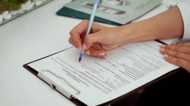 Cilt bakımı uzmanı hastaya tedaviler hakkında danışmanlık yap, not al. Dermatoloji uzmanı bakım seçeneklerini tartışıyor, detayları kaydediyor. Kozmetoloji uzmanı prosedürleri açıklıyor