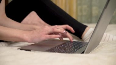 Laptop klavyesinde yazan kadın. Not defteri klavyesinde yazan bir kadın. Dizüstü bilgisayarın klavyesini kullanan bayan