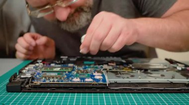 Laptop anakartından termal macun silme, dikkatlice yüzeyi temizleme. Eski bileşiği işlemciden ve ısıtıcıdan çıkarıyorum. Uygun uygulamayı sağlıyorum. Termal materyali hassasiyetle temizleme