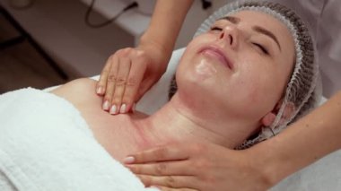 Spa tedavisi refahı ve rahatlığı artırmaya odaklanıyor. Yüz bakımı cildini canlandırıyor ve dokuyu iyileştiriyor. Stres olmadan sağlıklı, parlak bir ten.