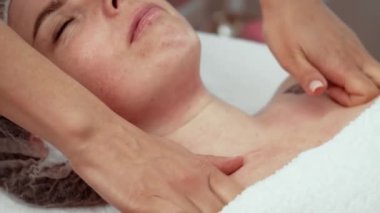 Vücut temizliği, cilt sağlığını ve rahatlığını geliştirir. Kadın müşteriye nazikçe masaj yapmak tirajı ve pürüzsüzlüğü arttırır. Terapist, hijyeni destekleyen bayanı tedavi ediyor.