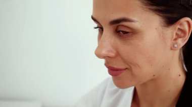 Cilt bakımı sırasında danışmanlık yapan profesyonel bir güzellik uzmanı. Cilt bakımı ve dermatolojik çözümlere odaklanmış bir cilt bakımı uzmanı. Kişiselleştirilmiş güzellik sırasında kozmetolojistin portresi