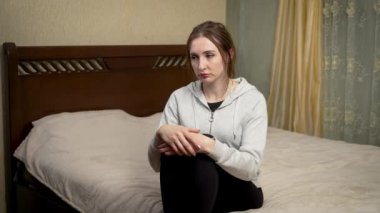 Odada üzgün, hayal kırıklığına uğramış, yalnızlık ve depresyon hisseden bir kadın. Hüzün ve yalnızlıktan bunalmış melankolik kadın odada tek başına oturuyor. Evde çökmüş bir kadın, yalnızlık ve hisler yaşıyor.