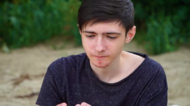 Limon dilimi yiyen genç bir çocuk, ekşi tadı yüzünden biraz ürkek. Erkek tadı limon, büzüşmüş ifadeyle reaksiyona giriyor. Limon dilimini ısıran adam, keskin ve yoğun tadını çıkarıyor.