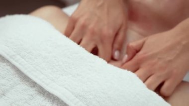 Sıvı alma ve yenilenme cilt esnekliğini artırmaya odaklanıyor. Nemlendirici denge, cilt parlatıcısı. Doğal ışıltıyı ve gençliği destekleyen