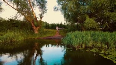 Açık havada masaj. Ağaçların altında doğaya masaj yapmak. Masaj masasında yatan genç bir adamın masajcı vücudu. Rahatlayın ve dışarıda masaj yapın.