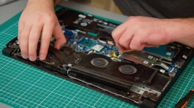 Ana bilgisayardan güç kablosu dikkatlice kesiliyor. Dizüstü bilgisayarın bakımı sırasında enerji bağlantısı kaldırılıyor. Onarım için dahili bileşenlere erişmek üzere kablolama ayrıştırılıyor