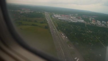 Uçak Gdansk, Polonya 'ya inerken Karayolu Manzarası ve Çevre Manzarası ile İniş için yaklaşıyor. Tatil ve dünya seyahati kavramı