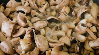 Fırında Skillet 'te Taze Mantar Kızartma, Öğle Vaktinin erken saatlerinde Ev Mutfağında Taze Yemek Yaratmak. Kızartma tavasında yemek şampiyonları yaklaşıyor. Lezzetli, sağlıklı vejetaryen yemeği.