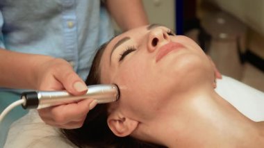 RF 'yi yüzey bölgesine kaldırıyorum, yanaklara odaklanıyorum. Yüz bölgesinde radyasyon gerilimi derisi sıkılaştırılıyor, cilde cihaz uygulanıyor. Deri esnekliğini artırmak için Radyogereklilik Veriliyor