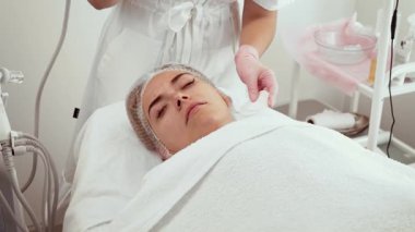 Kozmetikçi güzellik uzmanı bütünsel güzellik merkezinde işlem sırasında sıvı deri yüzme cihazı kullanıyor. Ölü deri hücrelerini temizlemeye ve ten rengini tazelemeye odaklanan bir kadın uzmanı. Bayan Güzellik Uzmanı