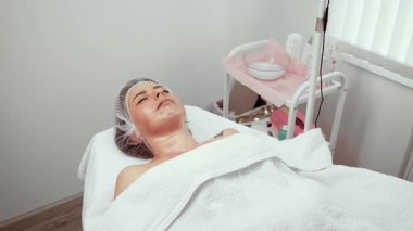 Anestezi altında olan hasta klinik ortamda tedavi masasında rahatça dinleniyor. Anestezi prosedürü kontrollü bir ortamda tıbbi bakım için sakin ve rahat bir ortam sağlıyor. Bireysel olarak