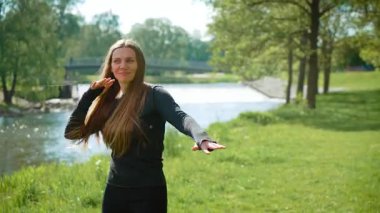 Havalı, enerjik, neşeli kız modern neşeli danslarla dans ediyor. Heyecandan hareket eden canlı bir kadın, son moda danslar yapıyor. Canlı, çağdaş ritimlere ayak uyduran genç bir kadın.