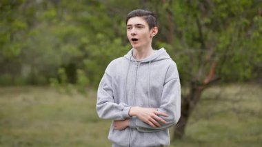 Ergen çocuk elleriyle kafasını tutan bir şey hatırlıyor. Genç adam şaşkınlık ya da üzüntü içinde bekleyen bir şey hatırlıyor. Ergenlik çağındaki bir çocuk kafasını kavramayı düşünüyor.