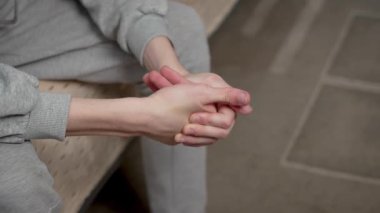 Adam esneme ve gevşeme parmaklarını kapatıyor. Detaylı çekim yapan adam parmaklarını uzatarak ellerini ısıtıyor. Erkek masaj yapıyor ve parmaklarını uzatarak el kaslarını gevşetiyor.