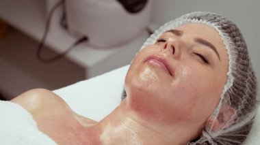 Sağlık merkezi yüz yenileme tedavileri için rahatlatıcı bir ortam sağlıyor. Yüz yenileme kliniği profesyonel bakım ve ileri güzellik prosedürleri sunuyor. Uzmanlık alanı